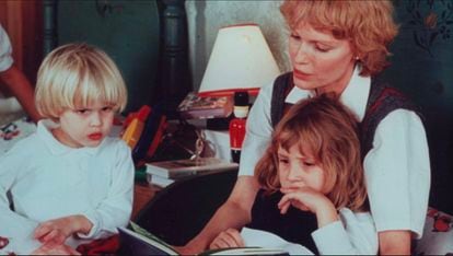 Mia Farrow, con sus hijos Ronan (izquierda) y Dylan, en una imagen del documental 'Allen v. Farrow'.