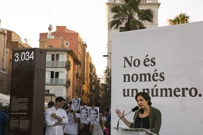 Ada Colau en l'obertura del 'comptador de la vergonya’ a Barcelona el juliol del 2016.
