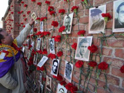 Homenaje a las víctimas de la represión franquista en la tapia del cementerio del Este en Madrid.