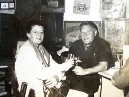 La compositora Peggy Glanville-Hicks con Lawrence Durrell. Juntos escribieron la ópera Sappho (1963)