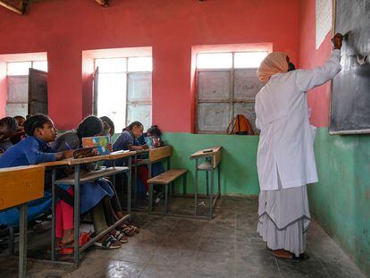 Los estudiantes de séptimo grado de la escuela primaria Kiros Gessesse (Mekele, Etiopía), asisten a clase una semana después de que las escuelas de la localidad reanudaran su actividad, el 16 de junio de 2021.
