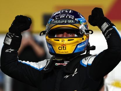 Alonso celebra su tercer puesto en el Gran Premio de Qatar.
