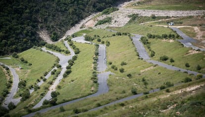 Zona restaurada de l'abocador controlat de la Vall d'en Joan.