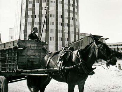 Un carro, delante de La Paz (1960).