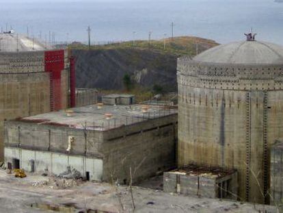 La central de Lemóniz, en Vizcaya, fue paralizada en plena construcción.
