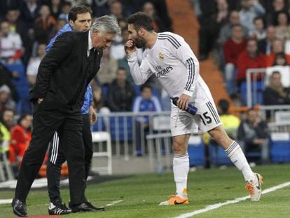 Carvajal intercambia opiniones con Ancelotti. 