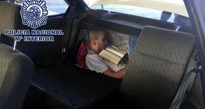 Fotograf&iacute;a facilitada por la Polic&iacute;a Nacional, que ha localizado en el puerto de Algeciras a un inmigrante oculto en el doble fondo del maletero de un veh&iacute;culo.