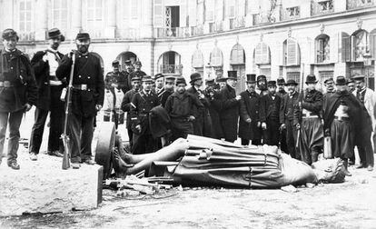 Destrucción de la columna Vendôme, erigida por Napoleón, en tiempos de la Comuna de París.
