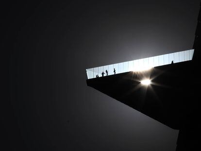 El sol atraviesa el suelo de cristal de The Edge, el nuevo mirador de Manhattan.