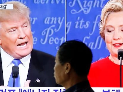 Retransmisión del debate entre Donald Trump y Hillary Clinton en un establecimiento de Seul (Corea del Sur).