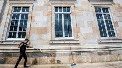 Un trabajador desinfecta la fachada del Congreso de Colombia el 27 de abril.