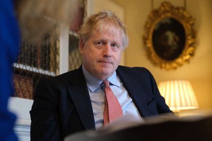 Johnson atiende a los corresponsales en Downing Street, este viernes.