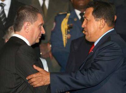 Hugo Chávez (derecha) recibe a Igor Sechin, viceprimer ministro ruso, el pasado septiembre en Caracas.