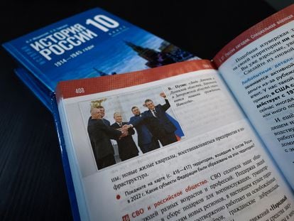 Una página del nuevo libro de historia en donde se ve una fotografía del presidente ruso, Vladímir Putin, junto con los líderes rusos instalados en las regiones anexionadas ilegalmente.