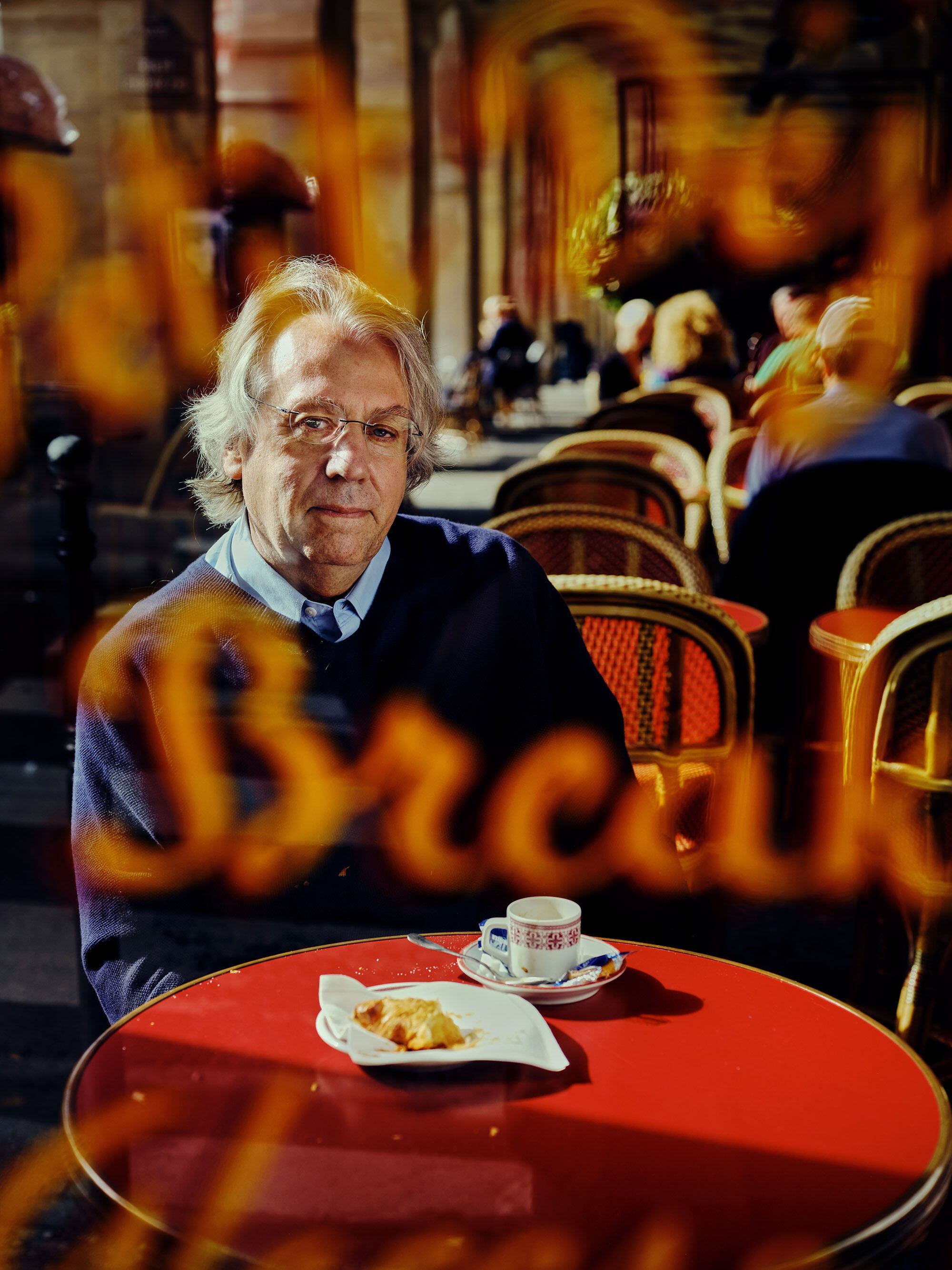 Kerry Emmanuel en un café de la Plaza de los Vosgos en Paris.
