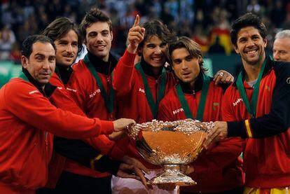 Los integrantes del equipo español de Copa Davis posan con el trofeo.