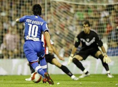 Agüero encara a la defensa del Athletic antes de conseguir el primer gol.