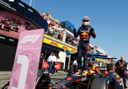 El piloto de Red Bull Max Verstappen celebra su victoria este domingo en el Gran Premio de Francia, celebrado en el circuito Paul Ricard, en Le Castellet.