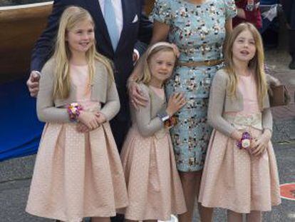 Los reyes Guillermo y Máxima de Holanda junto a las princesas Amalia, Alexia y Ariane con vestiditos de Pili Carrera.