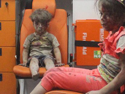 El niño sirio de cinco años de edad Omran Daqneesh, junto a su hermana, tras sobrevivir a un ataque aéreo en Alepo. Su rostro ensangrentado se ha convertido en viral.