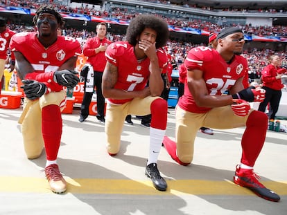 Eli Harold, Colin Kaepernick y Eric Reid, con la rodilla hincada antes del partido de los San Francisco 49ers contra los Dallas Cowboys en Santa Clara, California, el 2 de octubre de 2016.