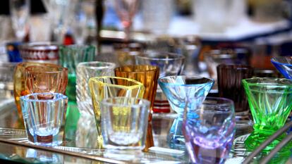 Vasos modernos para servir en vidrio coloreado para agua.