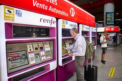 Un usuario en una de las máquinas de venta de billetes en la estación de Cercanías de Atocha en Madrid, el pasado 8 de agosto.