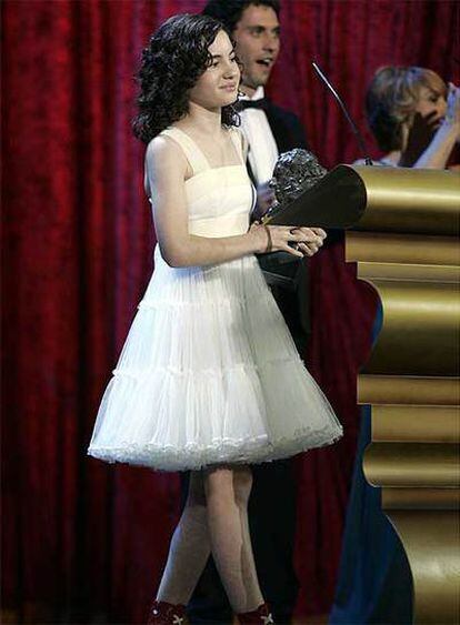Ivana Baquero recoge el Goya a actriz relevación 2006.