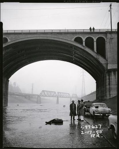 Investigadores velan un cuerpo junto al río de Los Ángeles, 1955.