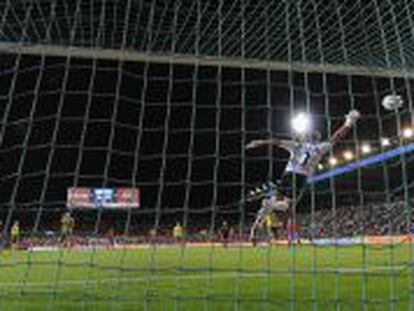 David Silva anota un gol con la selecci&oacute;n espa&ntilde;ola en el estadio Helm&aacute;ntico, en 2010.