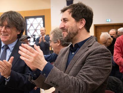 El expresidente catalán Carles Puigdemont y el 'exconseller' Toni Comín, el 2 de marzo, durante la constitución de la Asamblea Territorial del Consell de la República en Latour-Bas-Elne (Francia).