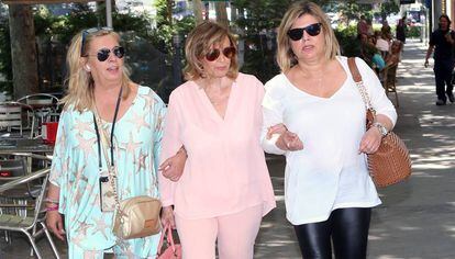 María Teresa Campos, con su hijas Carmen y Terelu.