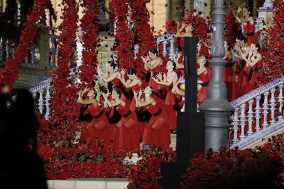 Un grupo de bailarinas durante el desfile de Dior este jueves en Sevilla.