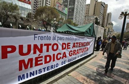 Un hombre frente a un piquete informativo de los huelguistas en Bolivia.