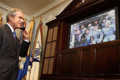 Bush conversa con los astronautas desde la Casa Blanca.