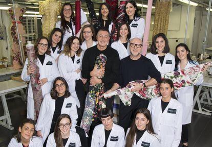 Domenico Dolce y Stefano Gabbana junto a las costureras de su taller.