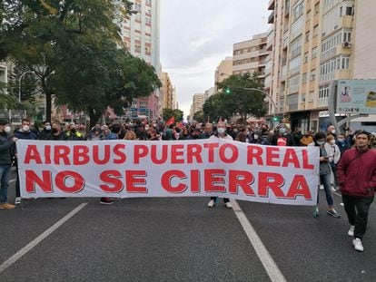 Sindicatos de Cádiz protestan en apoyo a la huelga del metal y exigen firmar del convenio y cambiar el modelo industrial