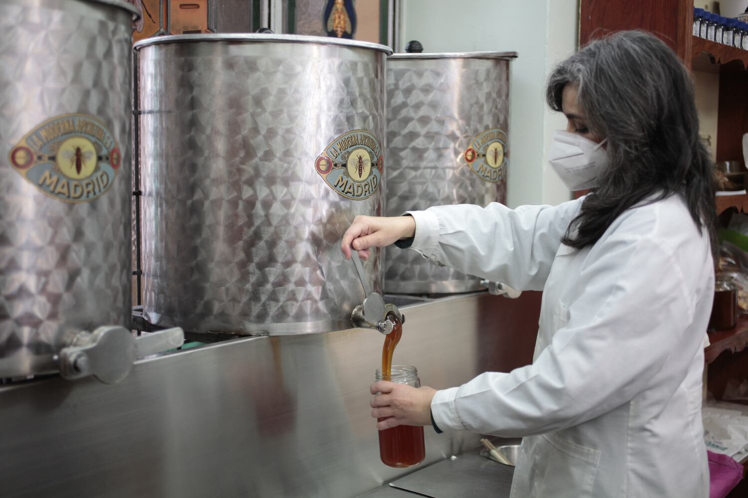 En La MOderna Apicultura rellenan los botes vacíos que traen los clientes