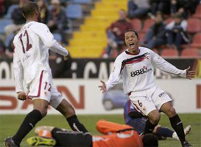 Adriano y Kanouté celebran un gol