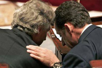 El primer ministro francés, Dominique de Villepin (izquierda), habla con el ministro del Interior, Nicolas Sarkozy, ayer en la Asamblea Nacional.