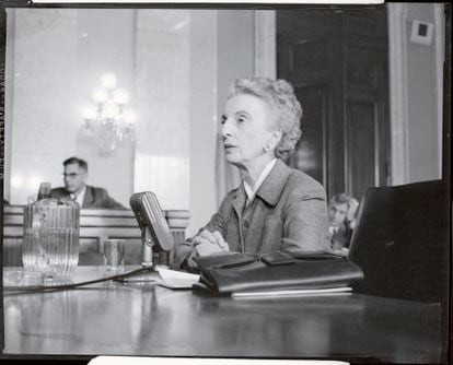 Kay Boyle, en la lista negra del macartismo, comparece ante Subcomité de Derechos Constitucionales del Senado junto a su esposo, Joseph M. Franckenstein (al fondo), en 1955.