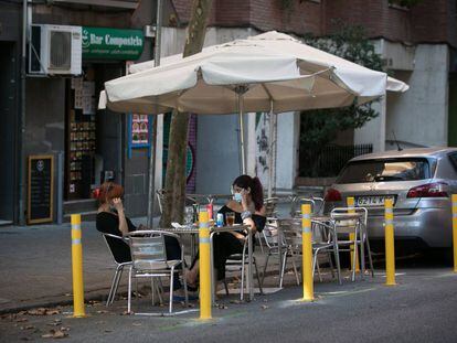 Terrassa d'un bar del carrer Dos de Maig de Barcelona, situada on abans aparcaven cotxes.