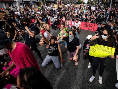 Manifestantes arrodillados durante las protestas por la muerte de George Floyd, en Hollywood, California.