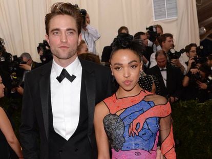 El actor Robert Pattinson y la cantante FKA Twigs.