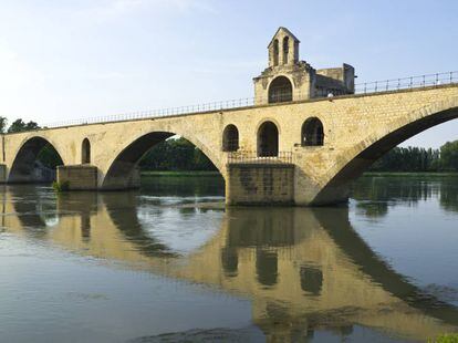 El puente de Aviñón sobre el río Ródano.