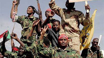 Milicianos sudaneses se manifiestan en Jartum contra el envío de tropas de la ONU a Darfur.
