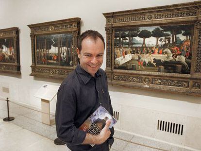 El escritor Javier Serra, retratado el viernes con su libro en el Museo del Prado.