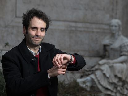 El filosofo madrileño Jorge Freire en la estatua de Juan Valera en el Paseo de Recoletos.