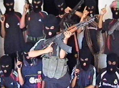 Varios niños posan enmascarados y con sus armas en uno de los vídeos difundidos.