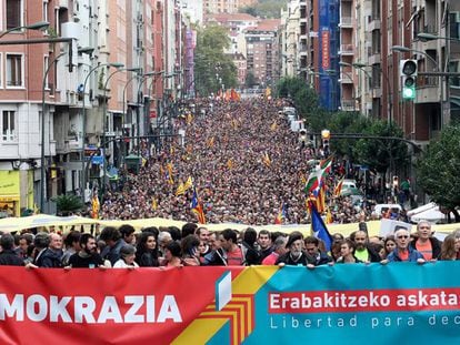 Miles de personas desfilan por Bilbao en apoyo del derecho a decidir de los catalanes.